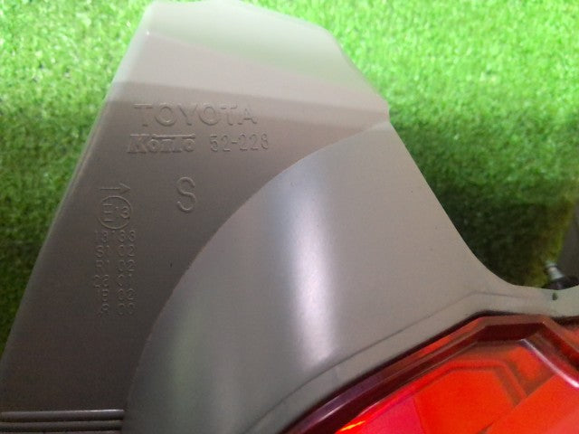 【中古】ヴィッツ DBA-NSP130 右 テールランプ