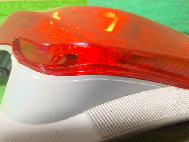 【中古】ヴィッツ DBA-NSP130 右 テールランプ