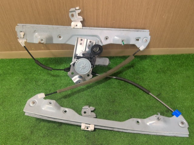 【中古】スカイライン DAA-HV37 右 フロント
