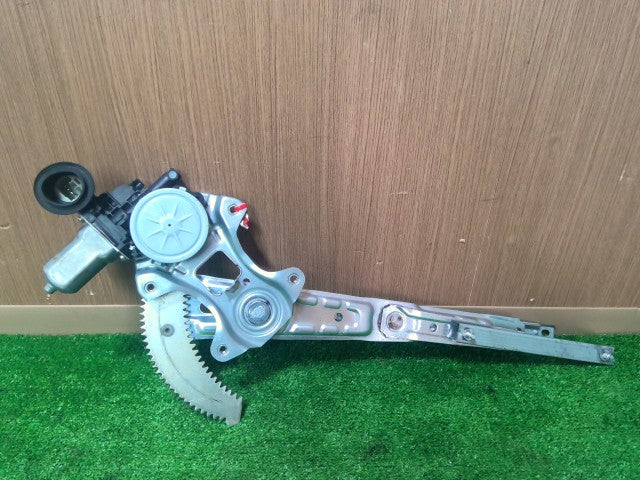 【中古】スカイライン DAA-HV37 左 リア