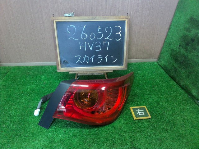 【中古】スカイライン DAA-HV37 右 テールランプ