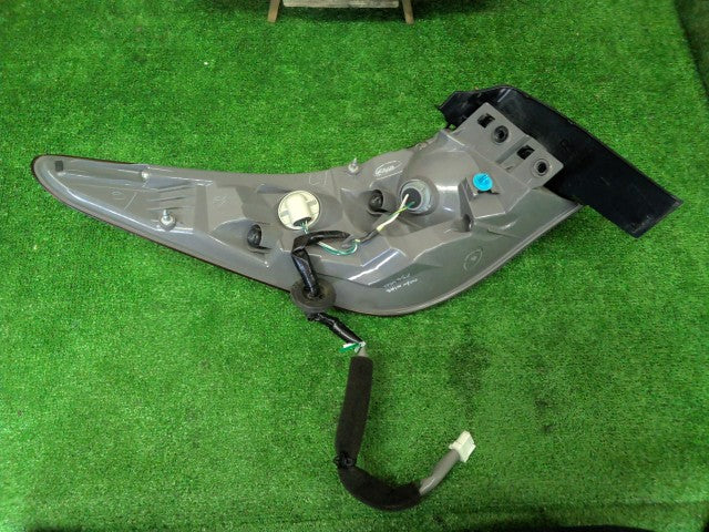 【中古】スカイライン DAA-HV37 右 テールランプ