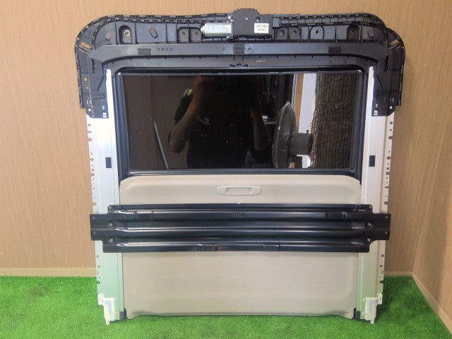 【中古】スカイライン DAA-HV37 サンルーフ ガラス