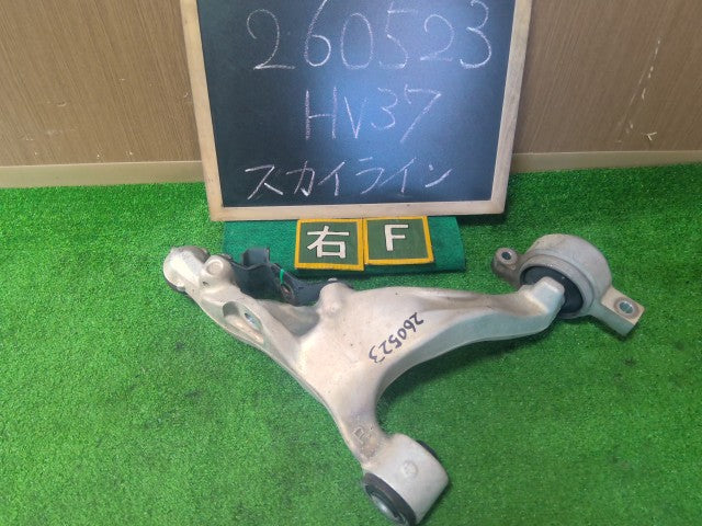 【中古】スカイライン DAA-HV37 右 フロント