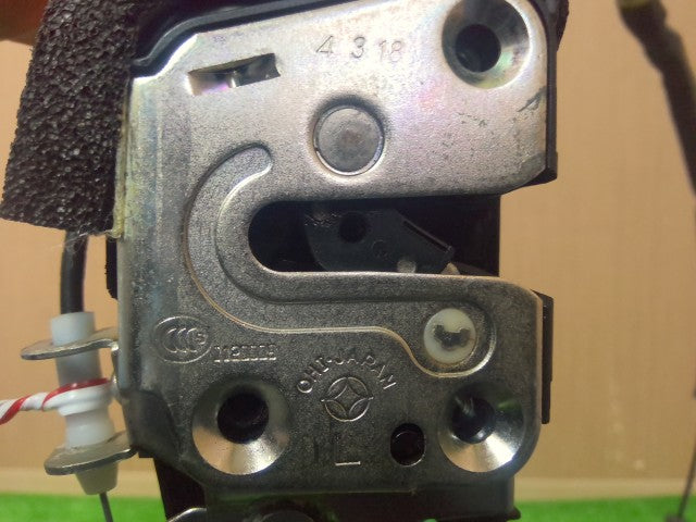 【中古】スカイライン DAA-HV37 左 リア