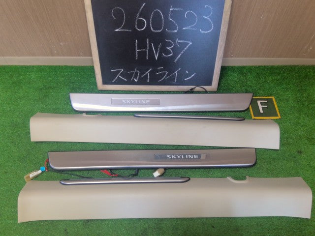 【中古】スカイライン DAA-HV37 メッキ スカッフプレート