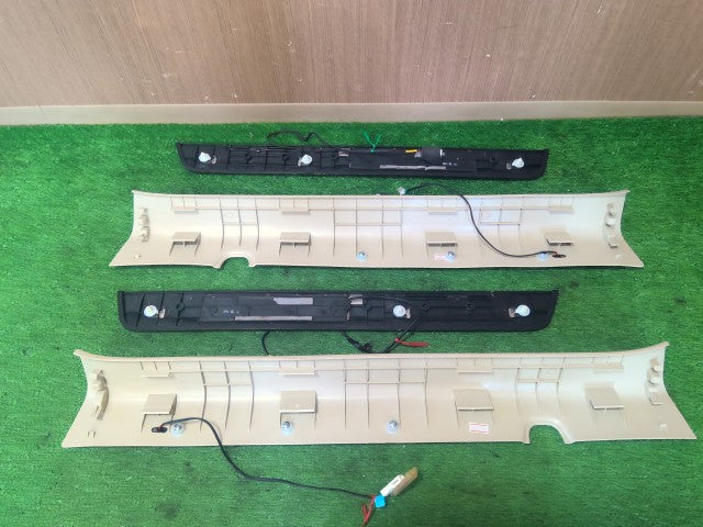 【中古】スカイライン DAA-HV37 メッキ スカッフプレート