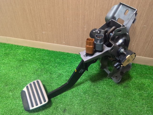 【中古】スカイライン DAA-HV37 アクセル ブレーキ