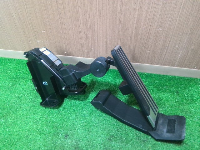 【中古】スカイライン DAA-HV37 アクセル ブレーキ