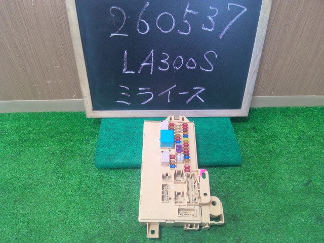 【中古】ミライース DBA-LA300S ヒューズボックス 助手席側