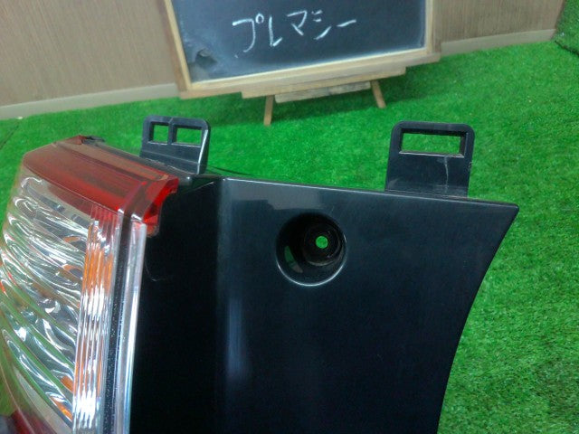 プレマシー 左テールランプ DBA-CWFFW C513-51-160E