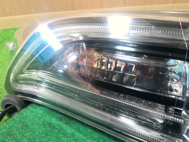 【中古】ハリアー DAA-AVU65W 左 テールランプ