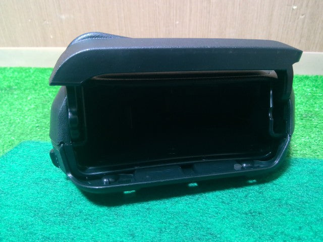 【中古】ハリアー DAA-AVU65W 内装部品 ダストボックス